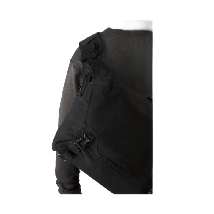 Arc'teryx LEAF Courier Bag 15 – Deliberate Dynamics Arc'teryx LEAF Courier Bag 15 – Deliberate Dynamics