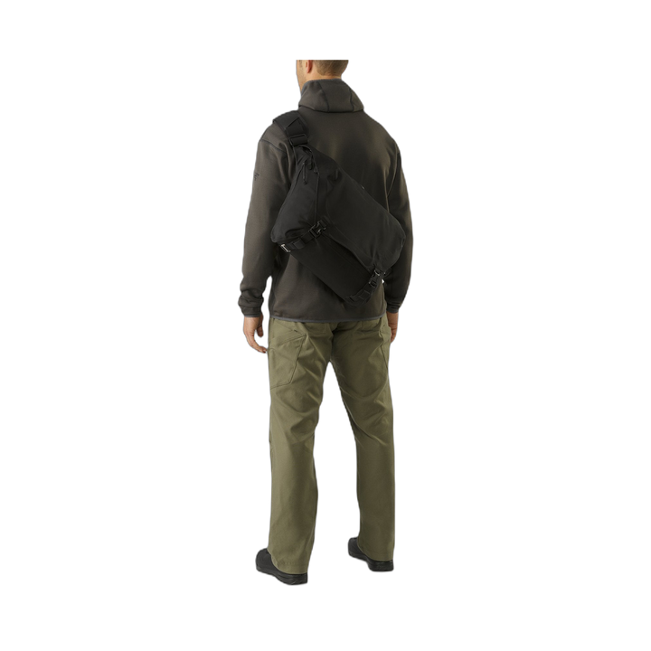 アークテリクス　Arc'teryx leaf COURIER BAG 15 Unveiling the Arc'teryx LEAF Courier Bag 15 - Carryology