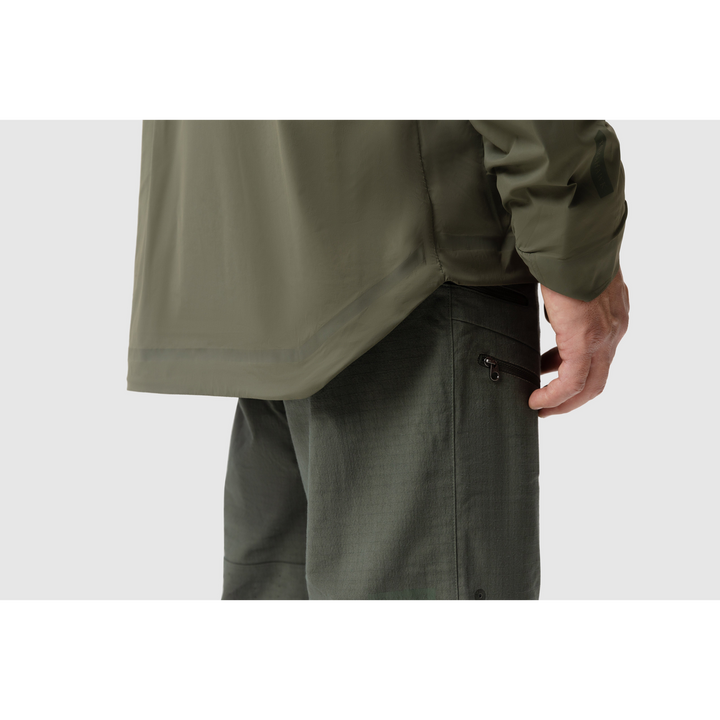 Side close-up photo of the Tomahawk Performance Crosswind Jacket's hem featuring the dropped back seat for coverage and wind protection.