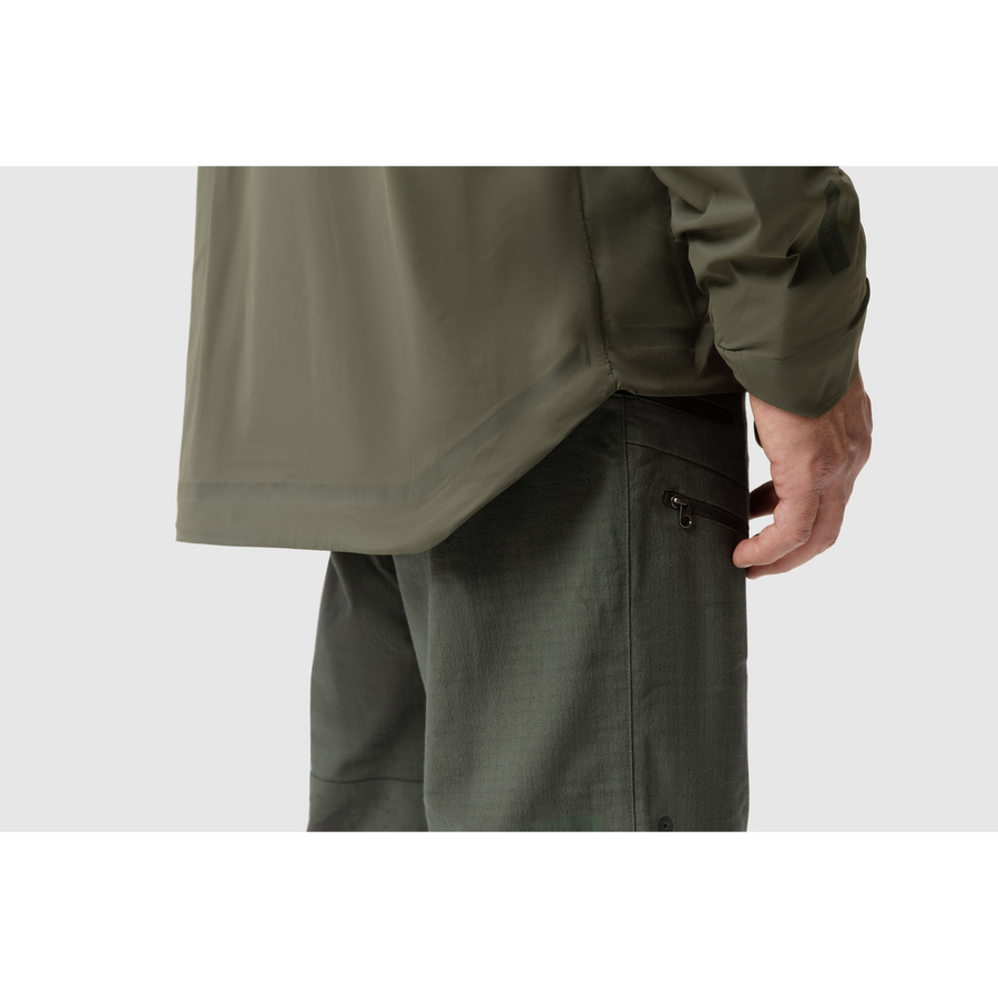 Side close-up photo of the Tomahawk Performance Crosswind Jacket's hem featuring the dropped back seat for coverage and wind protection.