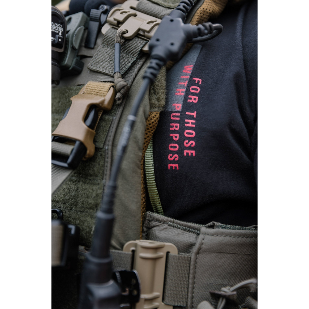 Close-up photo of the Tomahawk Performance FTWP T-Shirt SS in Black worn under a carrier.